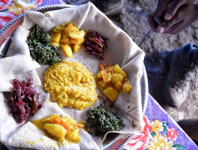 Về văn hóa ẩm thực, Ethiopia nổi tiếng với những món ăn chay. Đây được coi là thiên đường cho những tín đồ yêu thích đồ ăn chay, lành mạnh. Cách chế biến món ăn của họ tài tình, khéo léo và dễ kết hợp với những đồ ăn khác như: bánh mì, rau củ, …
