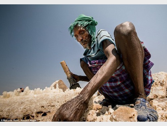 Điều kỳ lạ ở Ethiopia còn thể hiện qua công việc của người lao động đến từ các bộ tộc Afar. Nghề đào muối ở điều kiện thường đã vất vả thì nay với người Afar, họ phải làm gần khu vực núi lửa, nơi nhiệt độ lúc nào cũng trên 50 độ C, được mệnh danh là “Cổng địa ngục”