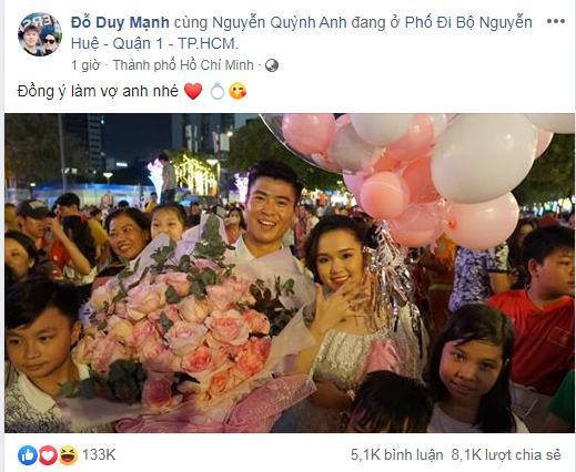 Tối 1/1, trung vệ điển trai Đỗ Duy Mạnh thực hiện màn cầu hôn bạn gái Quỳnh Anh cực lãng mạn tại phố đi bộ Nguyễn Huệ, TP HCM.