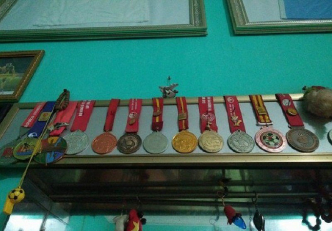 Trong nhà trưng bày những tấm huy chương của hậu vệ Duy Mạnh.