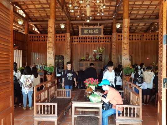 Sự độc đáo của nhà dừa nhanh chóng thu hút khách đến tham quan - Ảnh: Thanh Nguyên