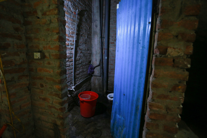 Nhà vệ sinh “tự chế” là nơi tắm rửa vệ sinh của hơn 10 người.