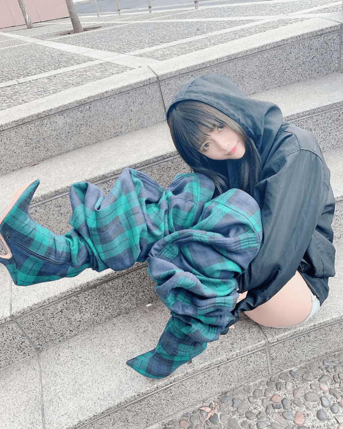 Cô gái Nhật Bản khiến nhiều người hiểu lầm cô diện mốt quần nửa vời xuống phố.