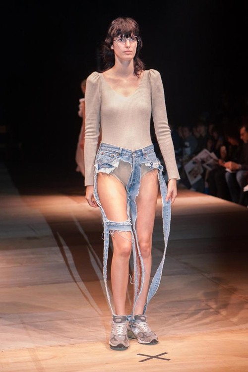 Carmar – một thương hiệu thời trang đến từ Mỹ đã gây sốc cho các tín đồ thời trang khi tung ra thiết kế quần jean hở bạo.