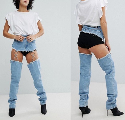 Mốt jean khó hiểu này đến từ thương hiệu ASOS và có giá hơn 2 triệu đồng. Thiết kế đặc biệt này giúp cho các cô nàng vừa khoe được cá tính vừa mát mẻ khi mặc vào mùa hè.