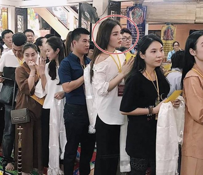 Kỳ Duyên khiến công chúng bùng nổ nhiều ý kiến xung quanh chiếc áo trễ vai kém duyên khi đi lễ với hình ảnh là Hoa hậu Việt Nam.