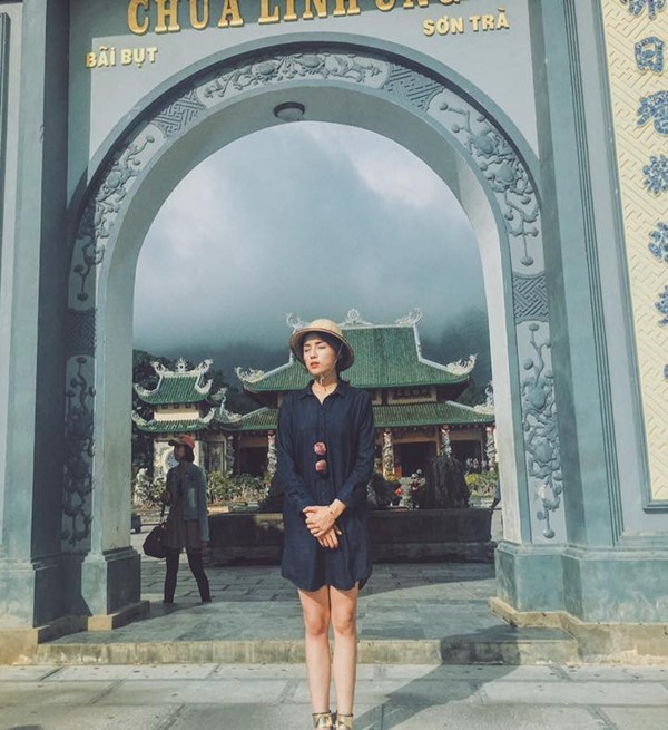 Trước đó, mỹ nhân sinh năm 1996 từng bị chỉ trích vì mặc váy ngắn đứng trước cửa chùa Linh Ứng, không thể hiện sự tôn trọng với Phật.