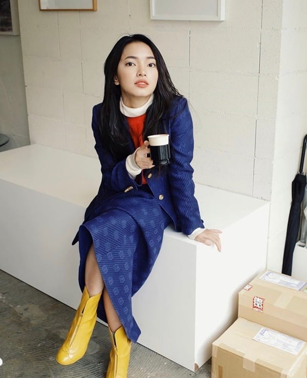 Châu Bùi trông như một quý cô công sở hiện đại với bộ suit màu xanh dương thiết kế vừa vặn mix cùng áo màu đỏ và boots da màu vàng ấn tượng.