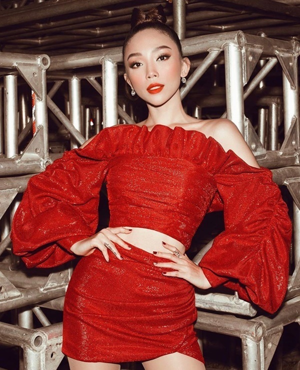 Tóc Tiên khoe khéo làn da trắng mịn trong thiết kế áo croptop diềm bèo mix cùng chân váy ôm màu đỏ vô cùng ấn tượng.