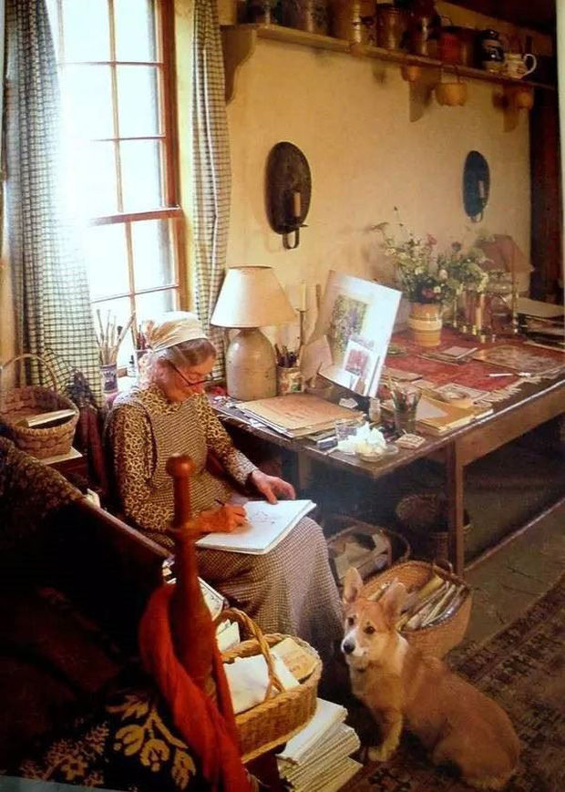 Một góc làm việc của bà Tasla đặt cạnh cửa sổ, đây là nơi bà sáng tác, viết những tác phẩm sách, truyện nổi tiếng cho thiếu nhi
