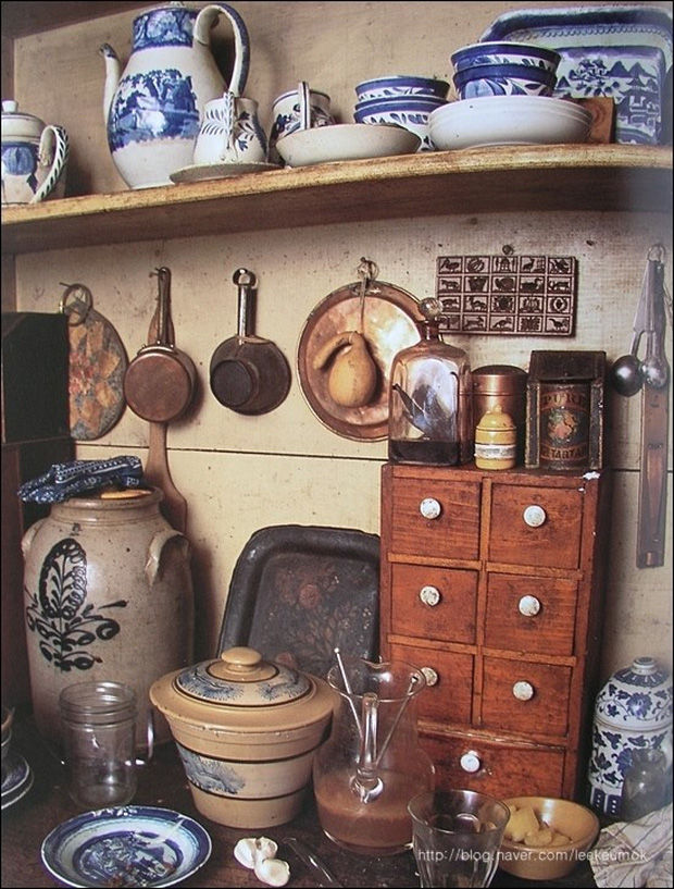 Trong khu bếp của mình, bà Tasha đóng rất nhiều giá kệ để có không gian lưu trữ đồ gốm. Có vẻ như, những món đồ gốm tinh xảo là một sở thích của bà.
