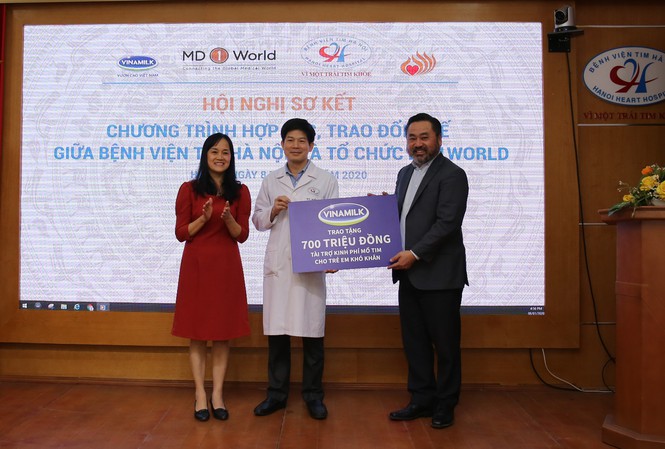 Bà Nguyễn Minh Tâm – đại diện Vinamilk đã trao cho bệnh viện tim Hà Nội và tổ chức MD1World số tiền 700 triệu đồng để hỗ trợ cho các hoạt động của chương trình năm 2020