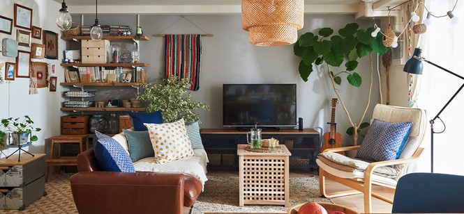 Phòng khách của bạn trở nên ấm cúng và tràn đầy cảm hứng nhờ nội thất đơn giản, tinh tế với cây xanh, bàn gỗ, những chiếc gối…