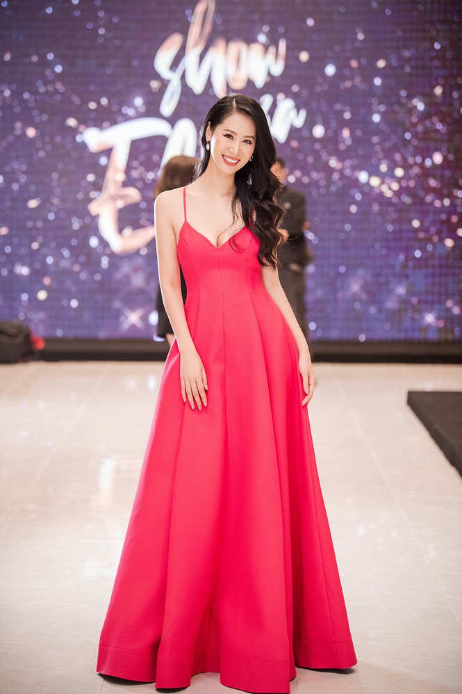 Hoa hậu Dương Thuỳ Linh khoe vòng một nóng bỏng trong bộ váy hai dây màu đỏ.