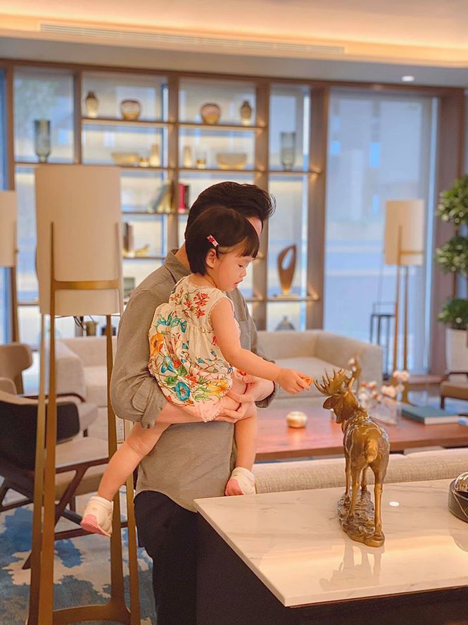 Hoa hậu Thu Thảo đăng ảnh ông xã và con gái trong ngày sinh nhật. 
