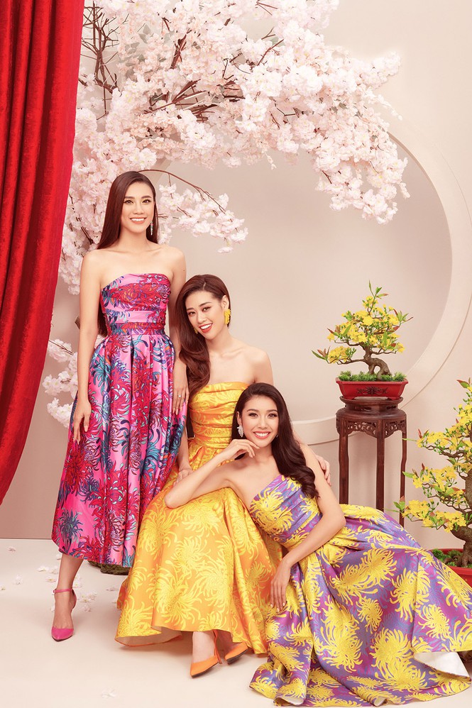 Top 3 Hoa hậu Hoàn vũ Việt Nam 2019 mang tới không khí Tết rộn rã bằng những bộ váy sặc sỡ sắc màu.