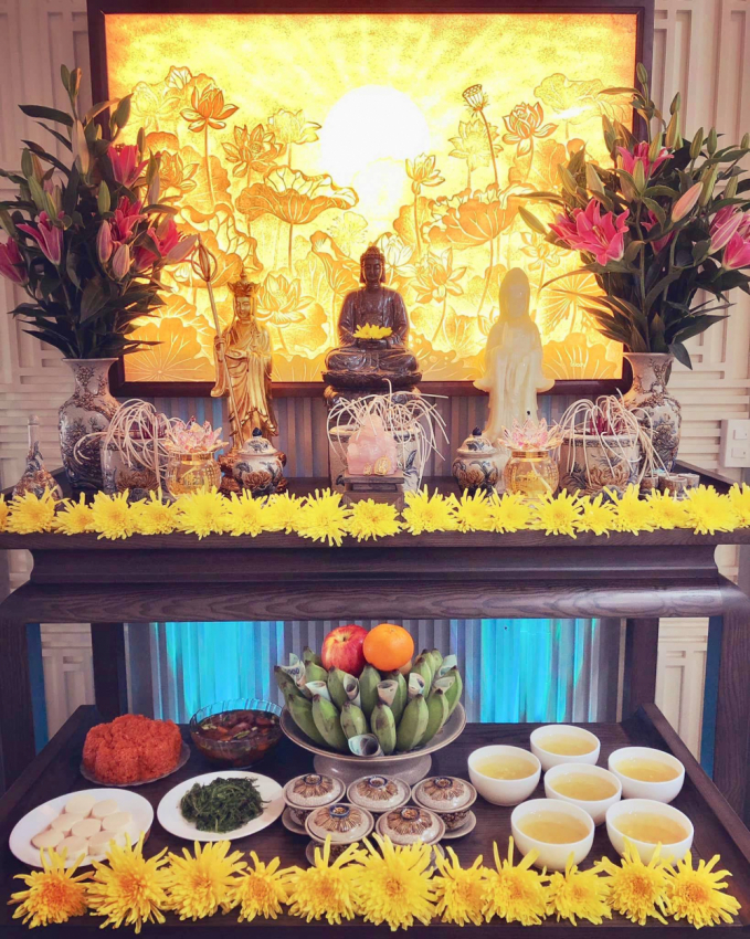 Việc lau dọn bàn thờ sạch sẽ, trang nghiêm luôn được xem là việc làm thiêng liêng, quan trọng để bày tỏ lòng thánh kính của gia chủ với thần linh, tổ tiên