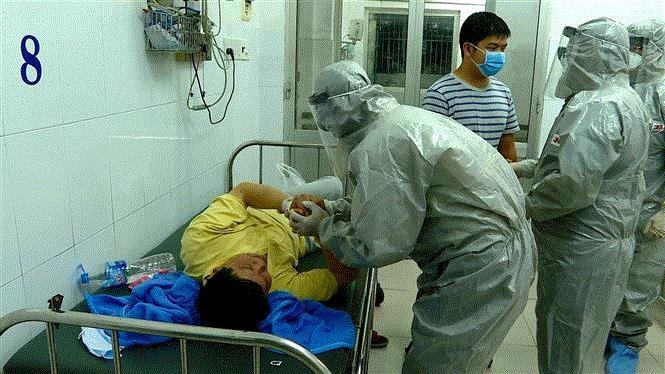Hai bệnh nhân Trung Quốc đang được điều trị tại BV Chợ Rẫy, TP.HCM. (Ảnh: Thành Chung/TTXVN)