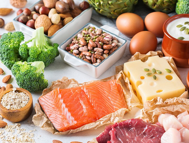 Đồng thời, chúng ta cần duy trì chế độ ăn uống khoa học, lành mạnh, đầy đủ dinh dưỡng, nhằm tăng cường sức đề kháng, giúp cơ thể chống chọi với các triệu chứng bệnh tật