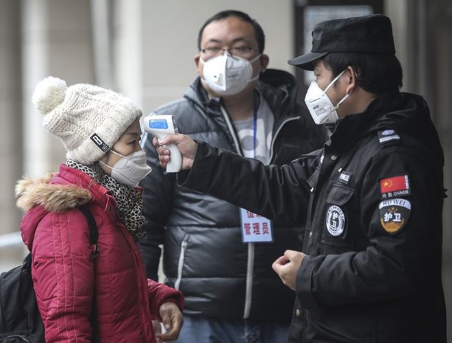 Đặc biệt, bên cạnh việc thân nhiệt tăng cao bất thường, virus corona sẽ tấn công mạnh vào hệ hô hấp, gây viêm phổi, dẫn tới tình trạng thiếu oxy và khó thở. Đây chính là dấu hiệu mà cảm lạnh thông thường không có