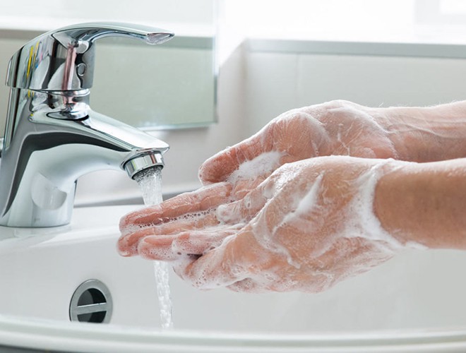 Vệ sinh cá nhân: Chúng ta cần rửa tay thường xuyên bằng xà phòng hoặc dung dịch rửa tay có chứa cồn, đặc biệt sau khi ho hay hắt hơi, sổ mũi