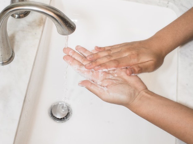 Rửa tay cho con sạch sẽ bằng xà phòng - Ảnh: Unsplash.