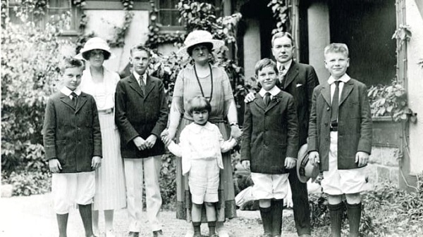 Chân dung gia đình Rockefeller, mùa hè năm 1920/ Từ trái qua: Laurance, Babs, John D III, Abby Aldrich Rockefeller, David Senior, Winthrop, John D Rockefeller Junior và Nelson.Ảnh: Trung tâm lưu trữ Rockefeller
