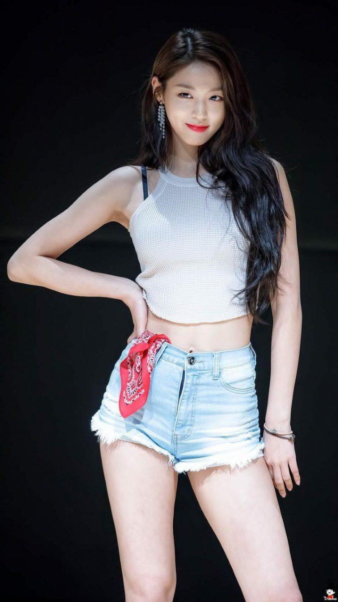 Trang phục biểu diễn của Seolhyun cũng khá đơn giản với áo croptop và quần short khoe vòng hai và đôi chân dài nõn nà.