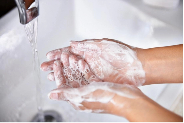 Với người dân khỏe mạnh bình thường, không tiếp xúc với người bệnh, nơi có dịch bệnh thì rửa tay bằng xà phòng và nước sạch cũng giúp phòng bệnh hiệu quả