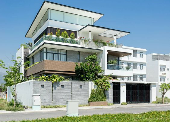Nhà 3 tầng 1 tum sở hữu không gian xanh mát, mở rộng diện tích sử dụng theo cách thông minh mà không phá vỡ tính thống nhất. Ảnh: Xaydunghungphu.