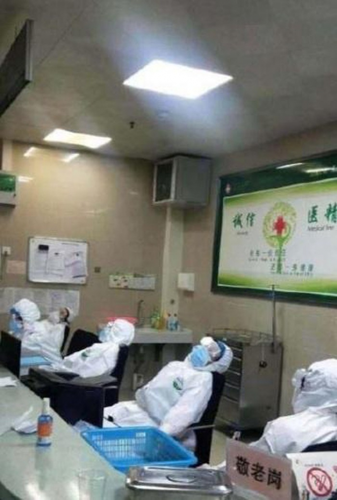 Các nhân viên y tế Trung Quốc kiệt sức vì làm việc liên tục, đối phó dịch corona.