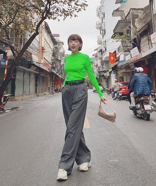 Tóc Tiên “thắp sáng” phố phường với chiếc áo thun neon chói mắt từ Balenciaga. Giọng ca “Xuống phố phải tươi” phối item màu nổi với quần ống thụng, trưng dụng sneakers cùng túi xách quai ngắn.