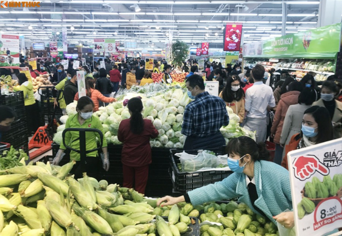 Lượng khách đổ xô đến khu vực rau củ quả của BigC Thăng Long mua hàng chiều tối ngày 9/2 đông đúc không khác gì đợt cận Tết.