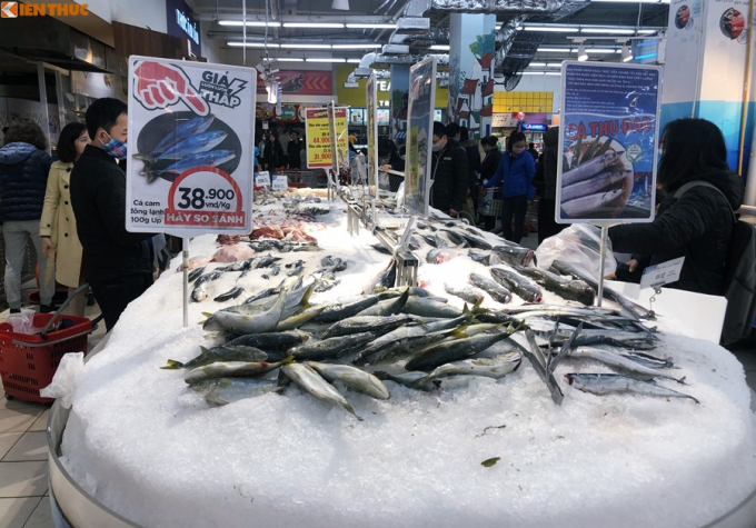 Tại khu vực thực phẩm đông lạnh, cũng khá nhiều khách hàng đến chọn mua.