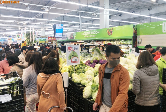 Chiều tối ngày 9/2, tại khu vực bán hàng thực phẩm rau củ quả bên trong siêu thị BigC Thăng Long (Trần Duy Hưng, quận Cầu Giấy, TP Hà Nội) luôn trong tình trạng đông kín khách hàng.