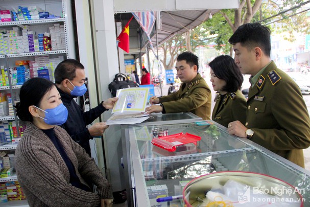 Lực lượng chức năng kiểm tra các cơ sở kinh doanh khẩu trang, nước sát khuẩn... trên địa bàn tỉnh Nghệ An. Ảnh: Q.A