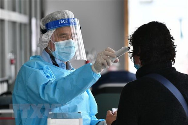 Nhân viên y tế kiểm tra thân nhiệt cho bệnh nhân tại một bệnh viện ở Hong Kong, Trung Quốc ngày 4/2/2020. (Ảnh: AFP/TTXVN)