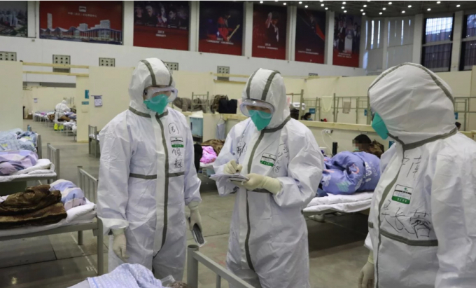 Nhân viên y tế làm việc tại bệnh viện tạm thời ở Vũ Hán.
