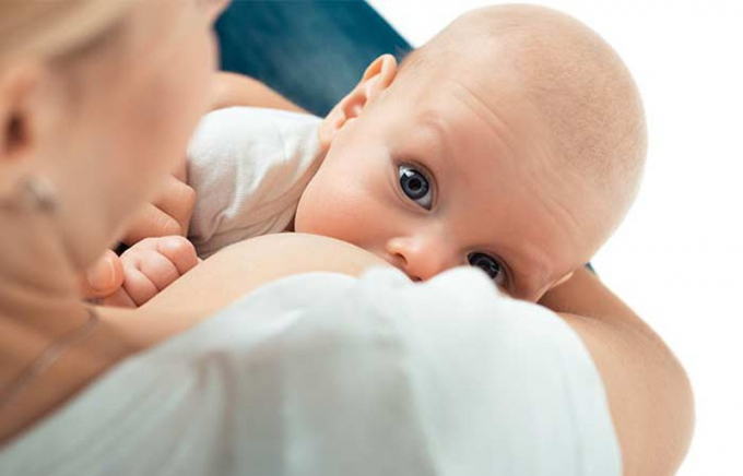 Nuôi con bằng sữa mẹ không chỉ giúp xây dựng hệ miễn dịch khỏe mạnh cho con mà còn giúp bạn loại bỏ mỡ thừa cũng như tình trạng bụng chảy xệ sau sinh. Khi cho con bú, lượng calo của mẹ được chuyển vào trong sữa, giúp giảm lượng chất béo trong cơ thể mẹ.