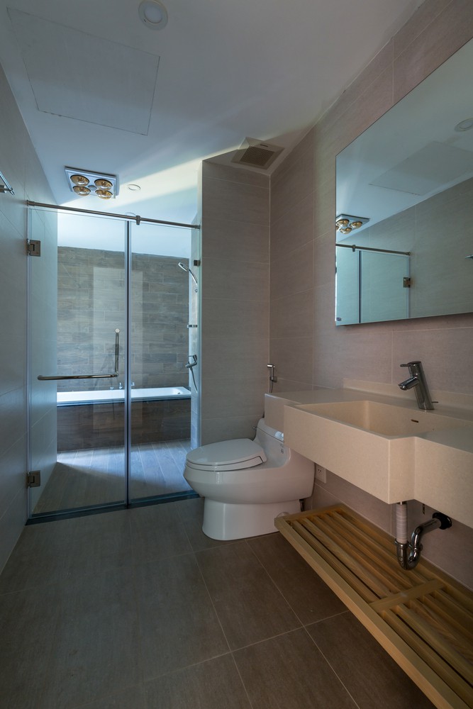 Phòng tắm được xử lý bằng các vật liệu hiện đại để tăng sự tiện nghi.
