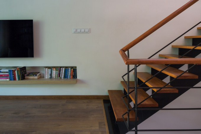 Ngoài ra cầu thang cũng giúp để tạo ra các khoảng hở khác nhau, dành cho dòng không khí đối lưu trong nhà.