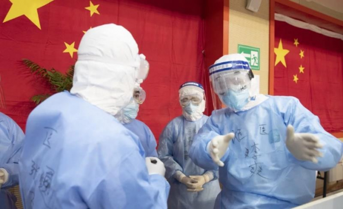 Các cán bộ y tế làm việc tại thành phố Vũ Hán, Hồ Bắc. (Ảnh: EPA-EFE)