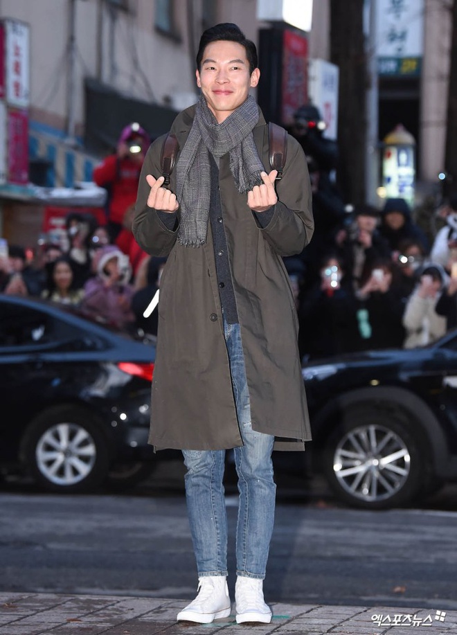 Yang Kyung Won xuất hiện với trang phục năng động. Anh diện mẫu giày Converse cổ cao màu trắng cùng quần jeans và áo khoác dáng dài. Ảnh: @koreansync.