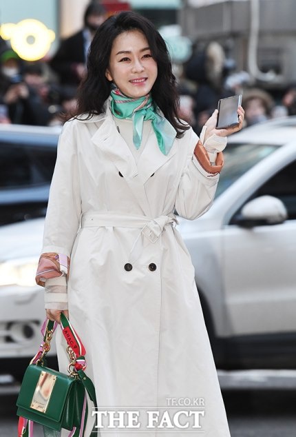Trang phục của Kim Jung Nan được đánh giá cao với cách phối hoạ tiết của các items đầy tinh tế. Mẫu áo khoác dáng dài, màu trắng giúp nữ diễn viên trông trẻ trung, thanh lịch. Ảnh: The Fact.