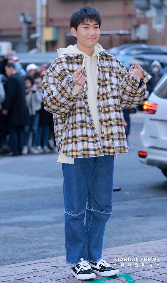 Tang Joon Sang được khen đáng yêu trong trang phục màu sắc. Ngôi sao 17 tuổi phối hoodie với quần jeans. Mẫu giày Vans và sơ mi kẻ khoác ngoài là trợ thủ giúp tổng thể trông cá tính hơn.