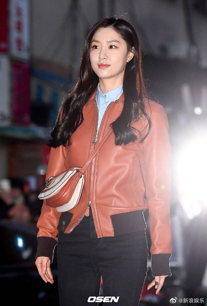 Seo Ji Hye trông thanh lịch khi mặc quần ống loe. Cô sử dụng thêm túi xách cùng tông áo khoác da. Ảnh: BNT, Osen.