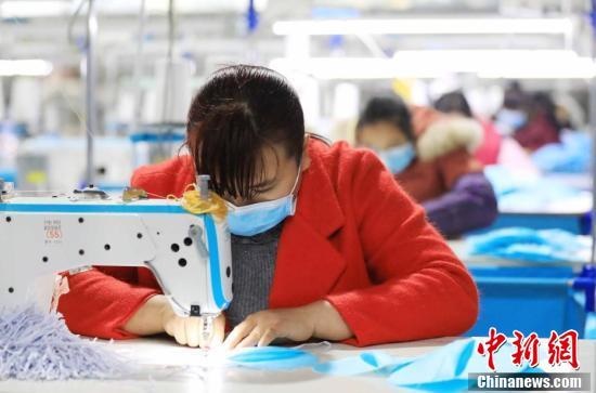 Một nhà máy sản xuất quần áo trẻ em, đồng phục học sinh ở huyện Dung An, Liễu Châu chuyển sang sản xuất 30.000 khẩu trang/ngày để đối phó dịch. (Ảnh: China News)