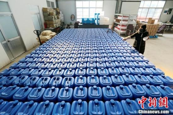 Một nhà máy ở Thiểm Tây yêu cầu nhân viên tăng ca để đảm bảo sản xuất 20 tấn hóa chất khử trùng mỗi ngày. (Ảnh: China News)