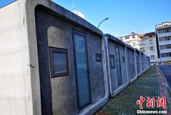 Một công ty công nghệ ở Thượng Hải in 3D các phòng cách ly và chuyển tới Bệnh viện Trung tâm Hàm Ninh, tỉnh Hồ Bắc. (Ảnh: China News)