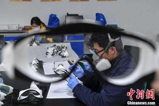 Ngày 10/2, Công ty chế tạo vật liệu Vân Tiễn cung cấp lô kính bảo hộ in 3D đầu tiên cho các y, bác sĩ Trung Quốc ở tiền tuyến. Kính bảo hộ in 3D nặng bằng 3/4 kính bảo hộ thông thường và có thể tùy chỉnh kích thước theo khuôn mặt của từng cá nhân. (Ảnh: China News)